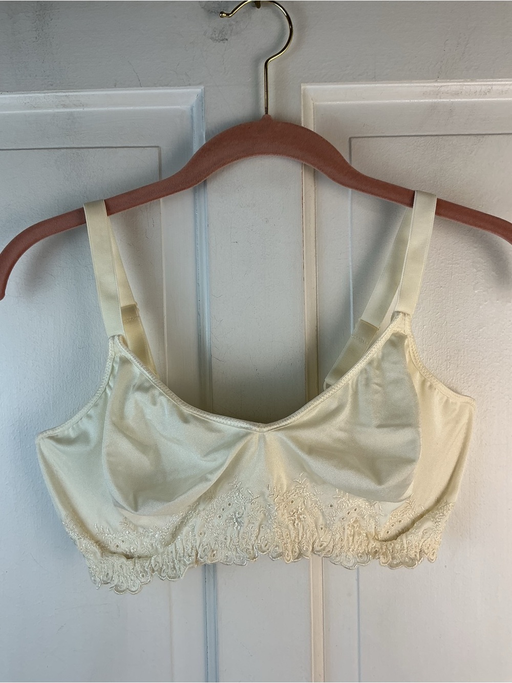 Vintage Olga Second Skin Satin Bra 38DD 33042 Unlined Underwire Lace